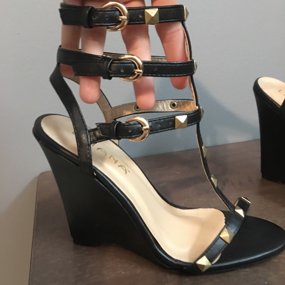 Black wedges